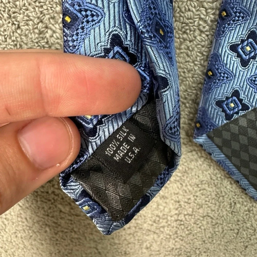 Bruno Piattelli Mens Blue Geometric Medallion Pure Silk Necktie Made in USA 4in